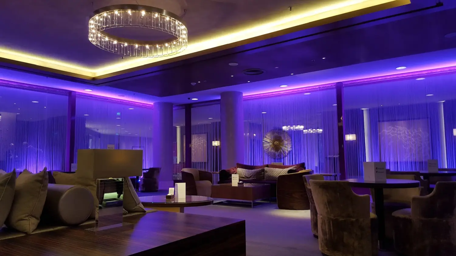 Mallorca, Lila beleuchtete Bar und Lounge von LumaTrix